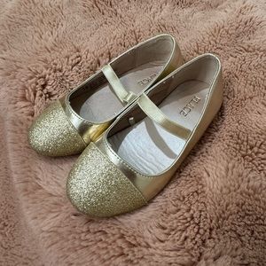 Children’s place glitter gold shoes  . Never worn/ no tags